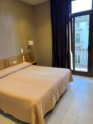 Double or Twin Room, Private Bathroom - Hostal Nuevo Colón (Barcelona)