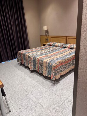 Kahden hengen huone (yksi tai kaksi sänkyä), jaettu kylpyhuone | Ilmainen Wi-Fi, vuodevaatteet