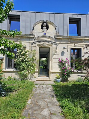 Exterior detail - Campaign in Bordeaux (Le Bouscat)