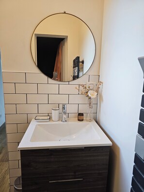 Dusche, Haartrockner, Handtücher, Seife