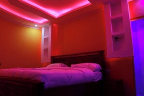 Free WiFi, bed sheets - Sarovima 7's resort (Mitunguu)