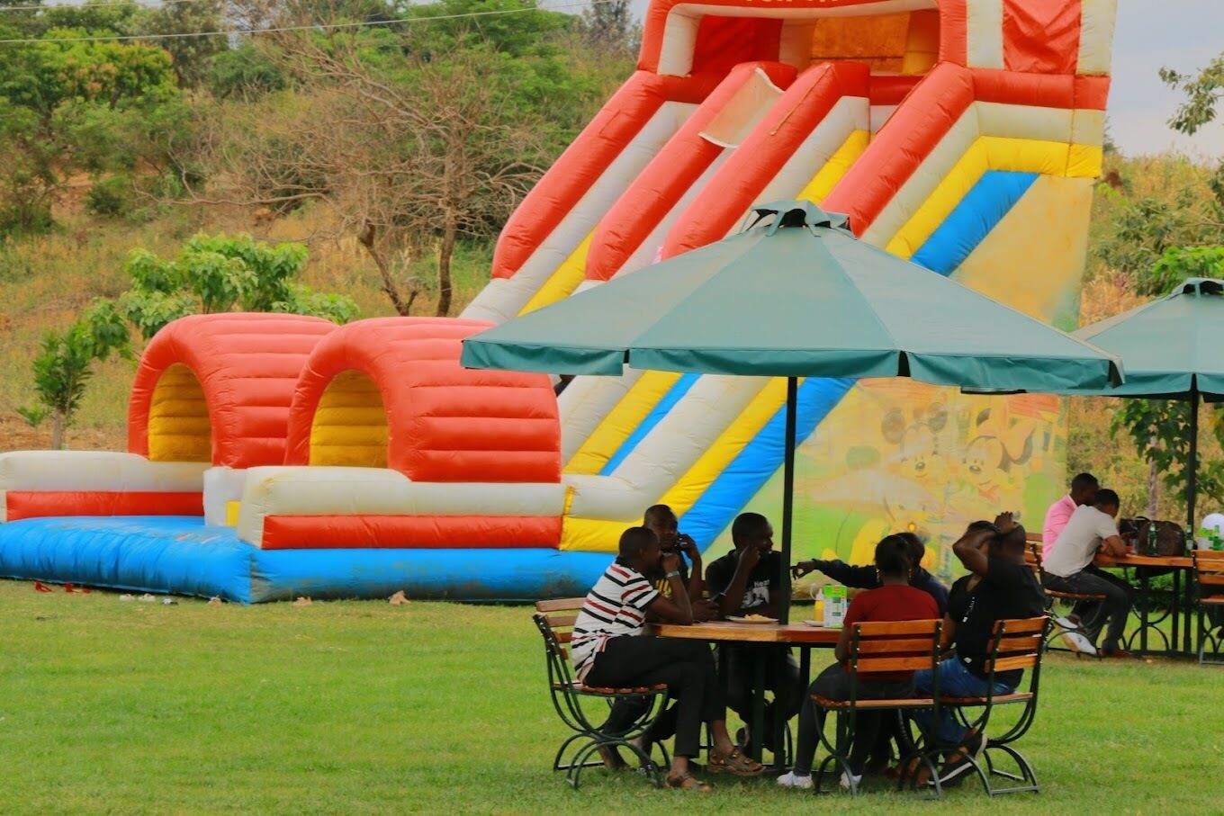 Lasten leikkialue ulkona