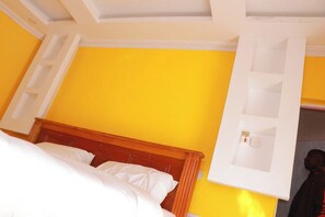 Kahden hengen deluxe-huone, näköala puutarhaan | Kylpyhuone | Suihku, tohvelit, pyyhkeet, saippua