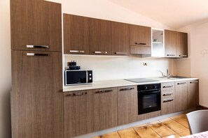Fridge, microwave, oven, stovetop - Ampia terrazza vista mare e aria condizionata (Castelsardo)