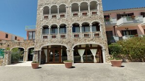 Ein Steinhaus mit mehreren Balkonen und Bogenfenstern.