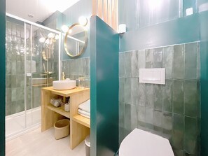Shower, hair dryer, towels, soap - O'Bercail Studio 1- 4 single beds +bike room- in the center of Tournon sur Rhône (Tournon-sur-Rhône)