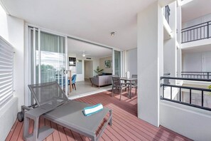 Outdoor dining - Sundaze at Airlie Two (Airlie Beach)