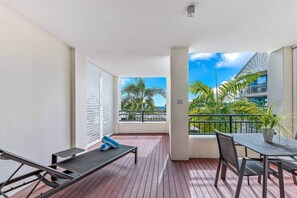 Outdoor dining - Sundaze at Airlie One (Airlie Beach)