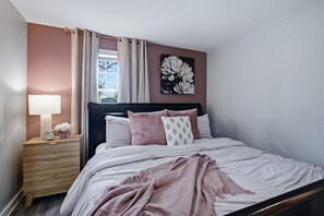 4 bedrooms, desk, iron/ironing board, WiFi