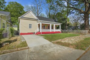 Exterior - The Rosé Residence | Cozy Pink Designer Stay in Atlanta (Atlanta)