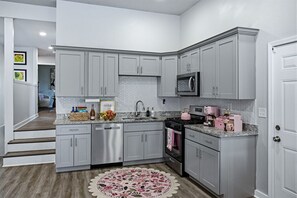 Fridge, microwave, oven, stovetop - The Rosé Residence | Cozy Pink Designer Stay in Atlanta (Atlanta)