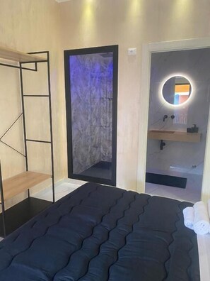 Comfort Double Room, Balcony | Desk, soundproofing, free WiFi - Le Camere Luxsury Rooms (Siracusa)