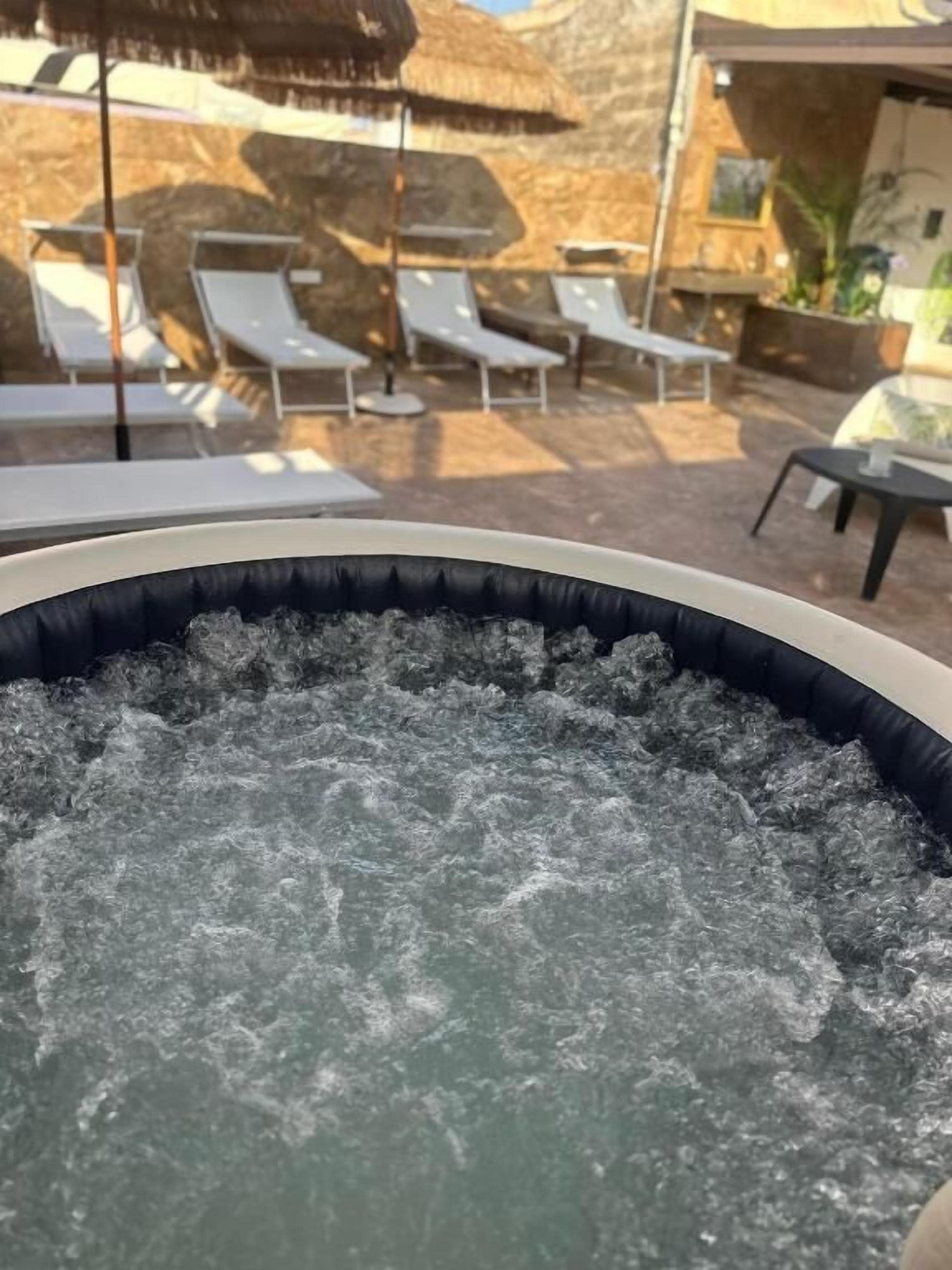 Bañera de hidromasaje al aire libre