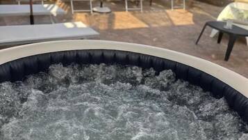 Bañera de hidromasaje al aire libre