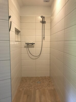 Dusche, Haartrockner, Handtücher, Toilettenpapier