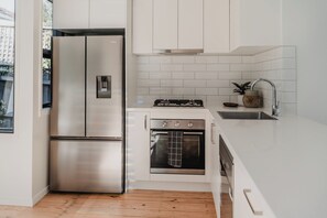 Fridge, microwave, oven, stovetop - Stylish home away from home in St Kilda Melbourne (St Kilda)