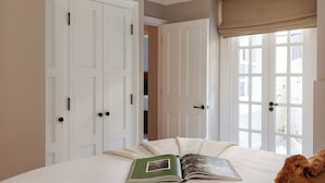 A bedroom with a bed, a book, and a window with a view. - FiveM High Street Kensington (London)