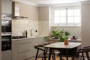 Deluxe apartman, 2 hálószobával | Privát konyha | Nagyméretű hűtő/fagyasztó, mikrohullámú sütő, sütő és főzőlap