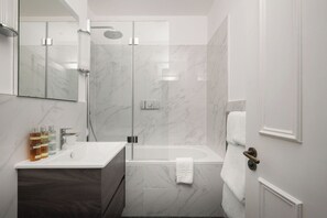 Deluxe Apartment, 2 Bedrooms | Bathroom - FiveM High Street Kensington (London)