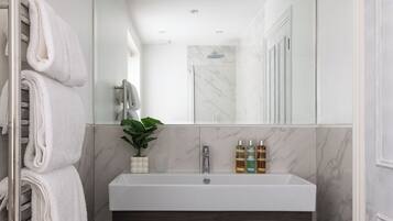 Apartment, 2 Schlafzimmer | Badezimmer | Haartrockner, Handtücher, Seife, Shampoo