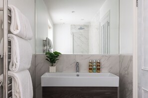 Apartment, 2 Schlafzimmer | Badezimmer | Haartrockner, Handtücher, Seife, Shampoo