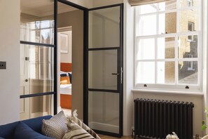 Căn hộ, 1 phòng ngủ | Khu phòng khách | Smart TV 40-inch có truyền hình kỹ thuật số 