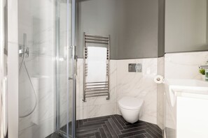 Apartment, 1 Bedroom | Bathroom | Hair dryer, towels, soap, shampoo - FiveM High Street Kensington (London)
