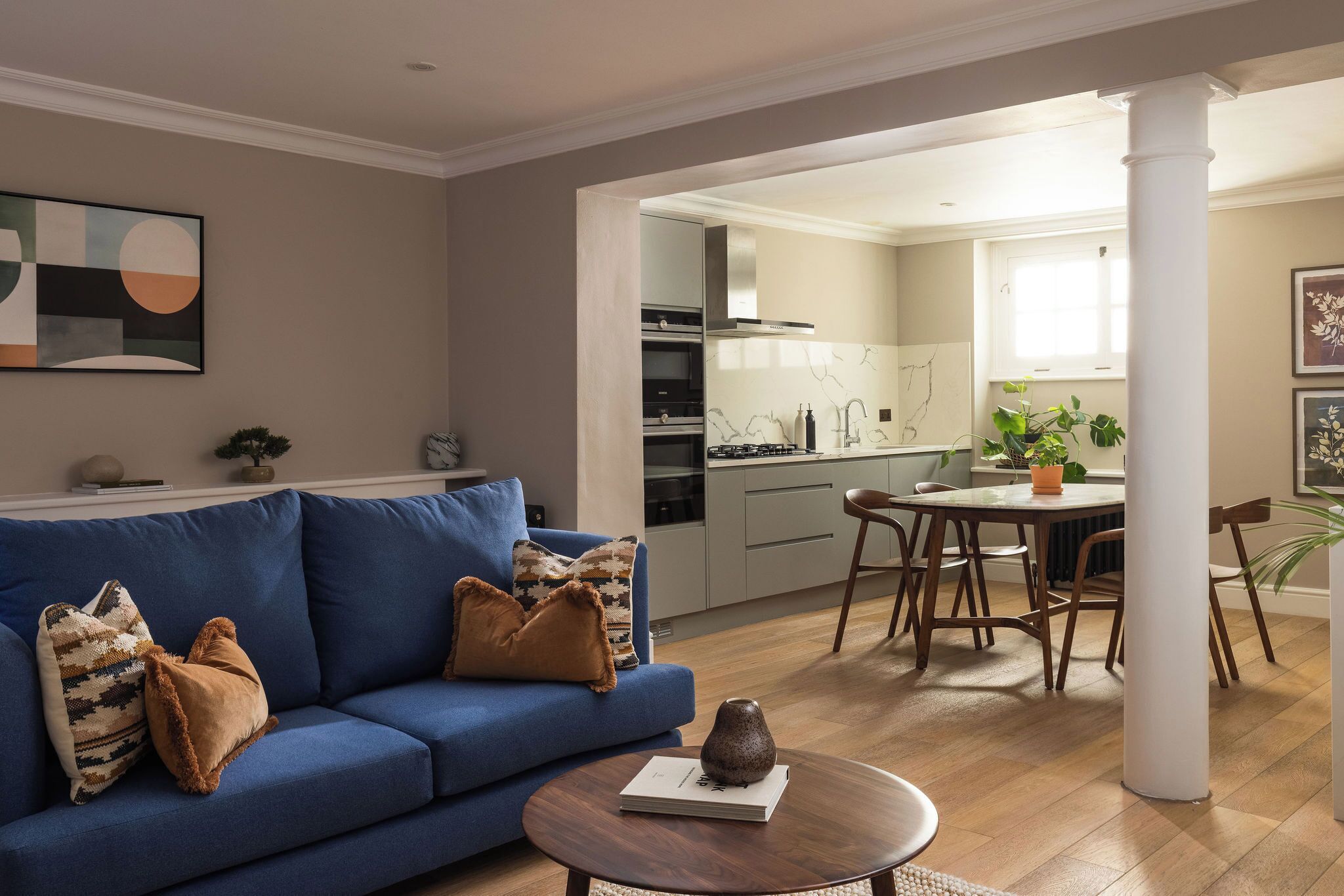 Deluxe-Apartment, 2 Schlafzimmer | Wohnbereich | 40-Zoll-Smart-TV mit Digitalempfang