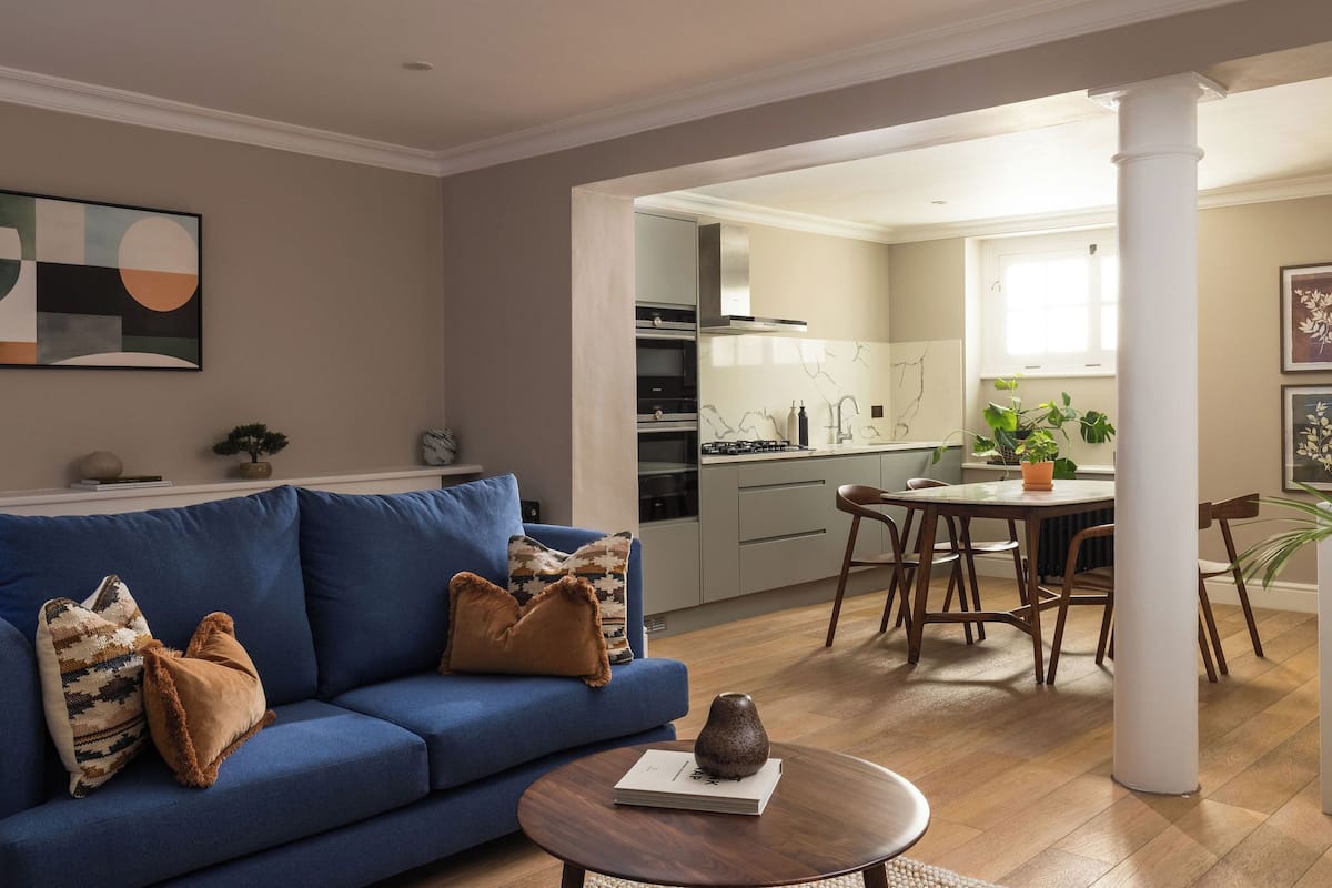 Deluxe-Apartment, 2 Schlafzimmer | Wohnbereich | 40-Zoll-Smart-TV mit Digitalempfang