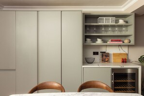 Deluxe Apartment, 2 Bedrooms | Private kitchen | Full-sized fridge, microwave, oven, stovetop - FiveM High Street Kensington (London)