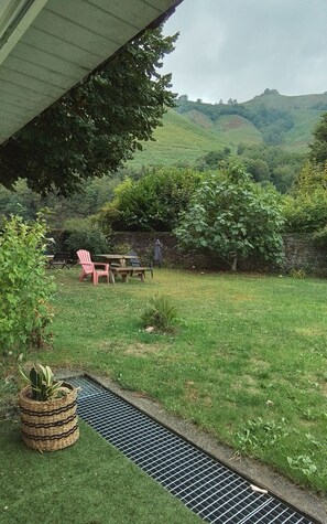 Outdoor dining - Charming country house in the heart of the village (Osse-en-Aspe)