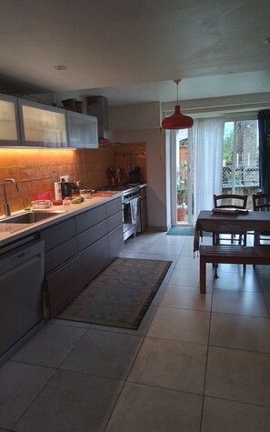 Private kitchen - Charming country house in the heart of the village (Osse-en-Aspe)