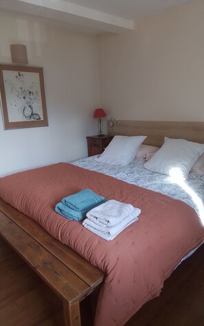 4 bedrooms, iron/ironing board, WiFi, bed sheets - Charming country house in the heart of the village (Osse-en-Aspe)