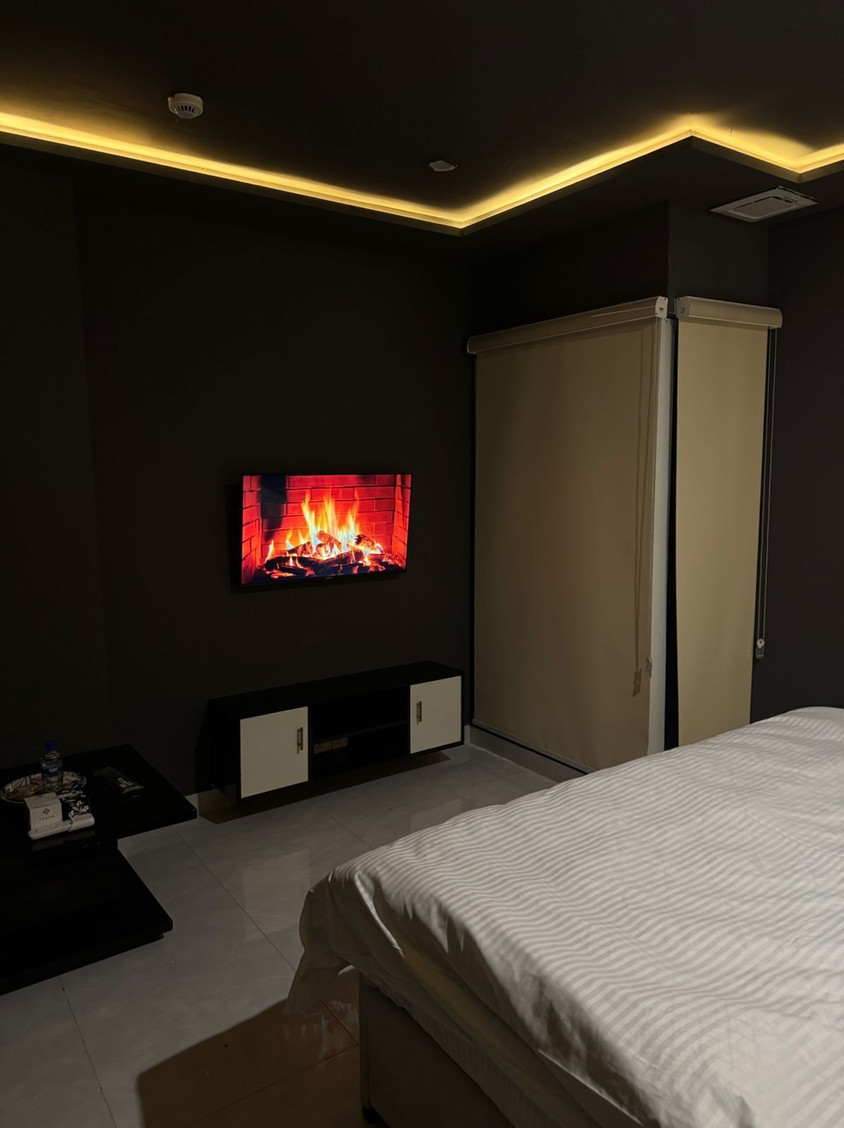 办公桌、免费 WiFi