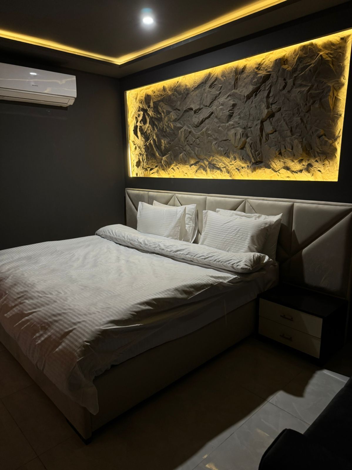 Meja kerja dan Wi-Fi gratis