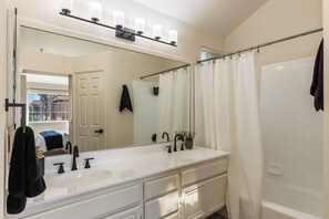 Towels, soap, toilet paper - Modern Gated 2BR Condo Pool & Hot Tub Near LAX & Beaches 2-bedroom condo (Hawthorne)