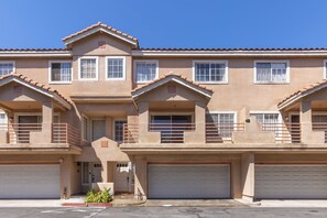 Exterior - Modern Gated 2BR Condo Pool & Hot Tub Near LAX & Beaches 2-bedroom condo (Hawthorne)