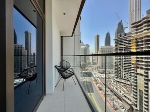 Property grounds - Luxurious and Spacious 2-bedroom apartment in gorgeous Dubai with Gym and Pool (Dubai)