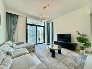 Smart TV - Luxurious and Spacious 2-bedroom apartment in gorgeous Dubai with Gym and Pool (Dubai)