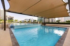 Pool - Luxurious and Spacious 2-bedroom apartment in gorgeous Dubai with Gym and Pool (Dubai)