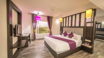 Suite | Desk, soundproofing, free WiFi