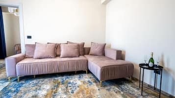 Phòng Suite, ban công, quang cảnh hồ | Khu phòng khách | TV