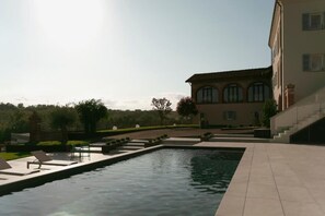 Kauden mukainen ulkouima-allas