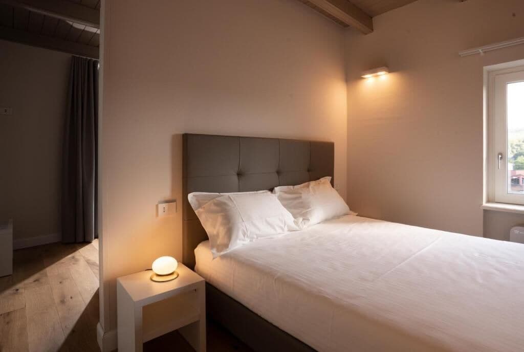 Habitación doble estándar | Caja de seguridad en la habitación y espacio para trabajar con laptop 