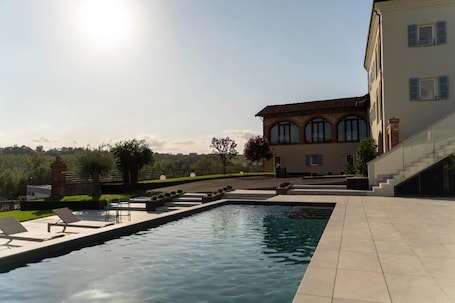 Una piscina al aire libre de temporada. Vinea Relais