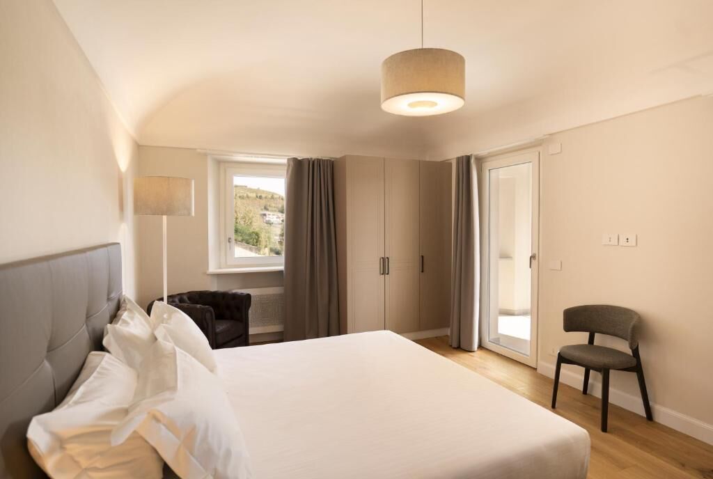 Caja de seguridad en la habitación y espacio para trabajar con laptop 