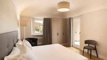 Caja de seguridad en la habitación y espacio para trabajar con laptop