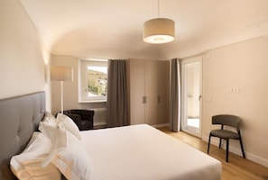 Caja de seguridad en la habitación y espacio para trabajar con laptop