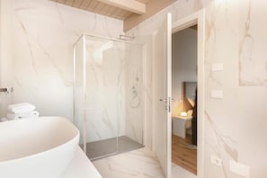 Habitación doble estándar | Baño | Regadera, amenidades de baño gratuitas, secadora de cabello, pantuflas