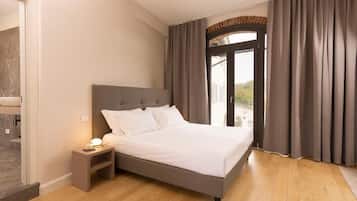 Caja de seguridad en la habitación y espacio para trabajar con laptop